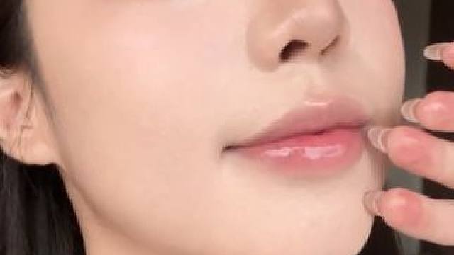 百涂不腻的S03！我不允许还有姐妹没试过！ #分享爱用物 #唇釉 #嘟嘟唇 #那柚 #白茶玫瑰