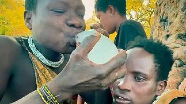 原始部落吃冰块 #内容启发搜索 #原始技术 #荒野求生