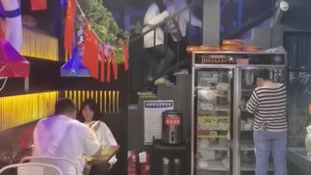 屏幕前的宝子，19.9元套餐环境超棒。左下角团购，含8选1果汁饮品。清凉西瓜汁、金桔柠檬超好喝，放假