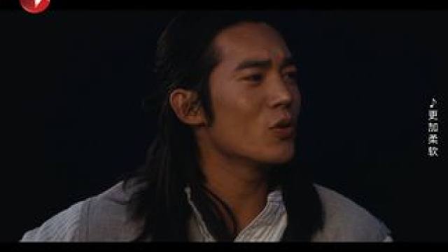 巴太在篝火前唱歌 大家围着篝火载歌载舞#于适  #周依然  #东方卫视我的阿勒泰