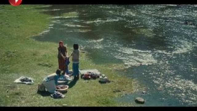 李文秀和托肯去河边洗衣服，大家在河边聊八卦.#周依然  #东方卫视我的阿勒泰