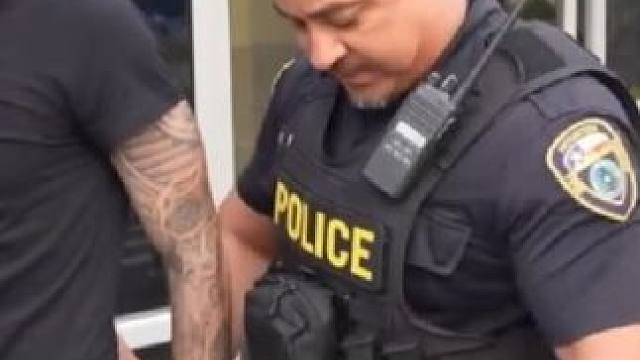 如果在老黑面前假装掉一包叶子会怎么样呢。 #这谁顶的住啊 #奇葩综艺 #综艺搞怪 #老外真会玩