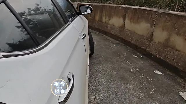 开自动挡下长坡，只会踩油门就错了，老司机演示这才是正确做法