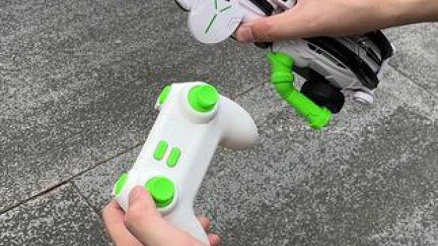 哇趣，被小侄子的龙甲车迷成了制丈~ #有男生会拒绝这个玩具吗  #遥控玩具车