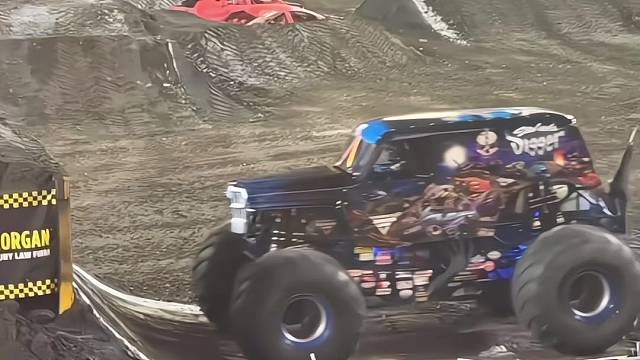 一套悬挂顶一套房？大脚车的顶级悬挂太猛了#极限运动 #大脚车 #悬挂比车贵系列 #专业动作请勿模仿