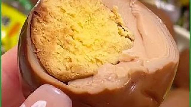 乡巴佬卤鸡蛋也开始来活动了，卤的特别入味，蛋黄沙沙糯糯的还不咸是真的好好吃，还是老牌子的家里老人小孩