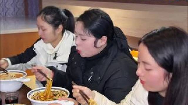万达附近的朋友太有口福了，11.8吃这么大碗米线，小料米线还可以续加#滇百年云南小锅米线