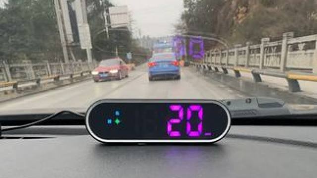 不要流量，无需插卡，车上有USB即可插电使用，车速，语音播报，真的太方便了。