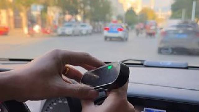 车都买了，不会连这个都还不知道吧！不需要流量，不需要卡，插USB供电即可使用，车速，语音播报，真的太