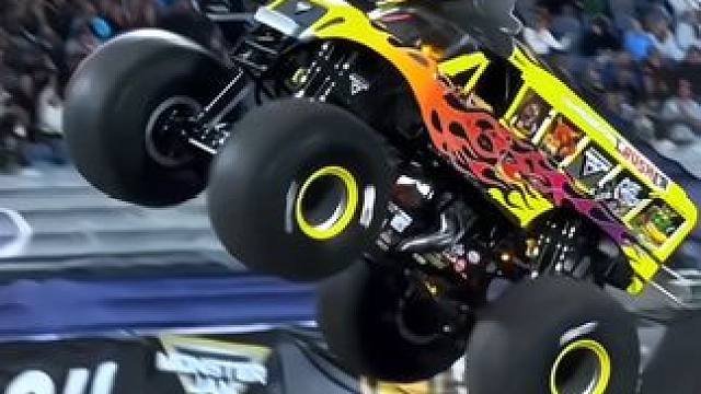 一套悬挂顶一套房？大脚车的顶级悬挂太猛了#极限运动 #大脚车 #悬挂比车贵系列 #专业动作请勿模仿