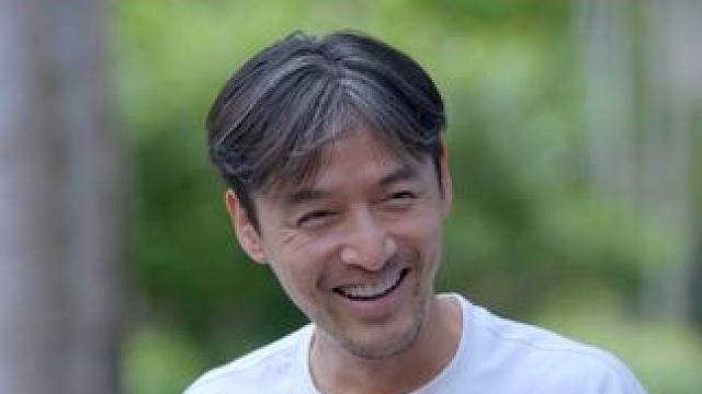 专家科普，在贴防鸟撞贴纸时，点状图案是最有效的防鸟撞图形。#胡歌  听闻，满脸自豪地分享，自家窗户上