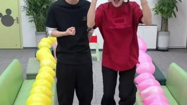 坐气球挑战，哈哈有意思 #真会玩系列 #意想不到的结局 #办公室游戏