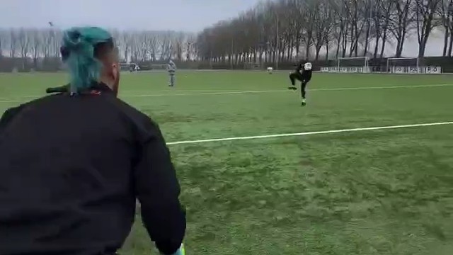 凌空射门是最不好扑的，因为你根本预判不了他要打哪边..