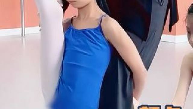柔韧性好的舞蹈生：拉伸一字马什么感受 #学舞蹈的女孩 #爱舞蹈的小仙女 #舞蹈课堂随拍
