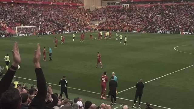 逆转功臣努涅斯被换下时球迷送上热烈掌声