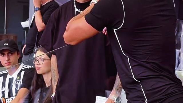 胡尔克现身看台和朋友聊天，身材还是那么强壮