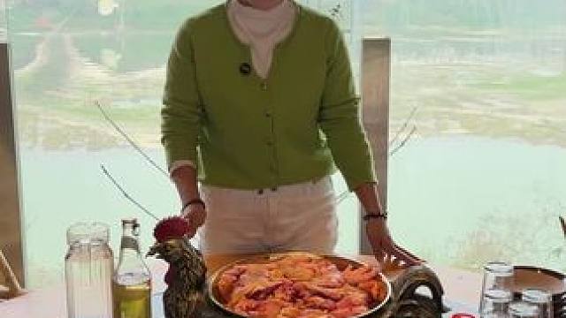 诱人的香气和鲜嫩多汁柴火鸡，满足你对美食的渴望，在山城柴火鸡，现在199元即可团柴火鸡6人餐，5斤左