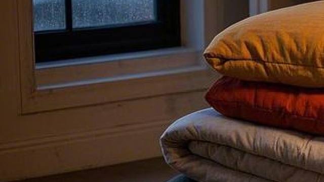 雨夜在温暖小屋里烤火和休息，令人放松的睡眠氛围 #白噪音 #助眠视频 #助眠解压 #雨声助眠 #睡眠