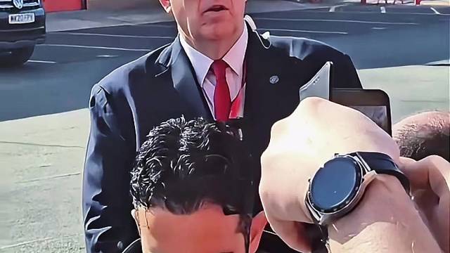 阿莫林抵达老特拉福德球场，忙着和粉丝签名