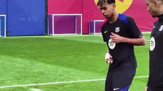 巴塞罗那队内任意球训练，亚马尔弧线太完美了