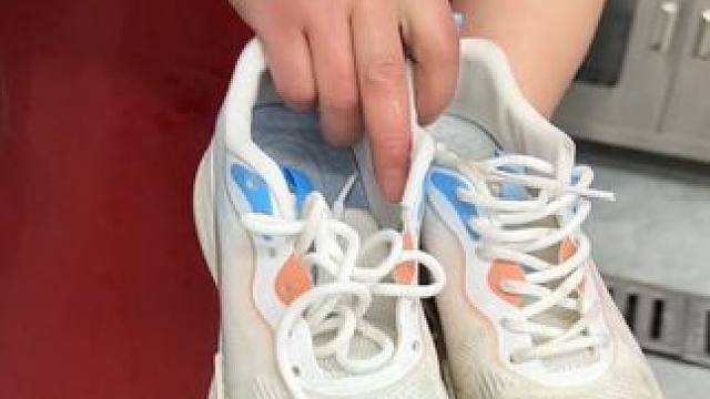 春天到了，鞋子又要洗了，这里新店开业洗三双鞋子只要16.9元哦！#专业洗鞋 #鞋子清洗 #刷鞋 #洗