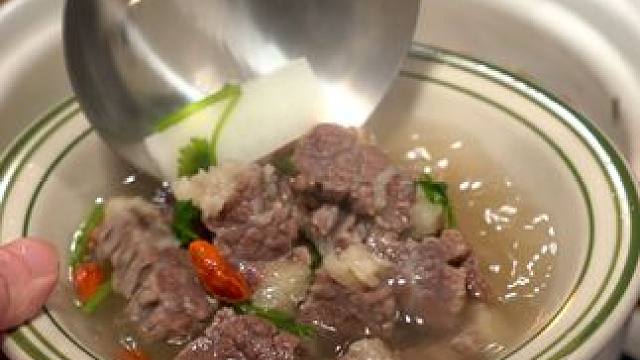 炖牛肉的时候千万别乱放调料，选对材料才会汤鲜味美 