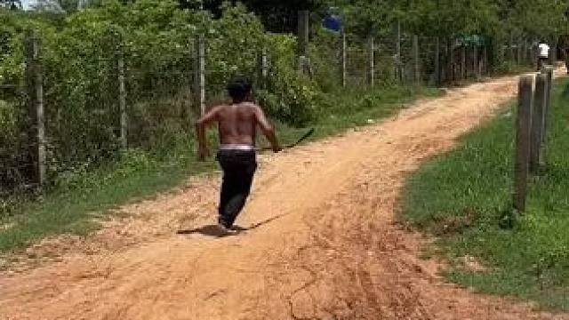 矮子在干嘛？ #田园生活乐趣多 #东南亚矮子#我的乡村生活