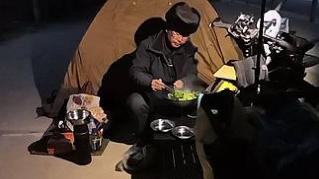 骑行新疆，途经泽普县进入叶城县，晚上路边找个瓜摊过夜炒个菜 #骑行vlog #让骑行成为一种生活 #