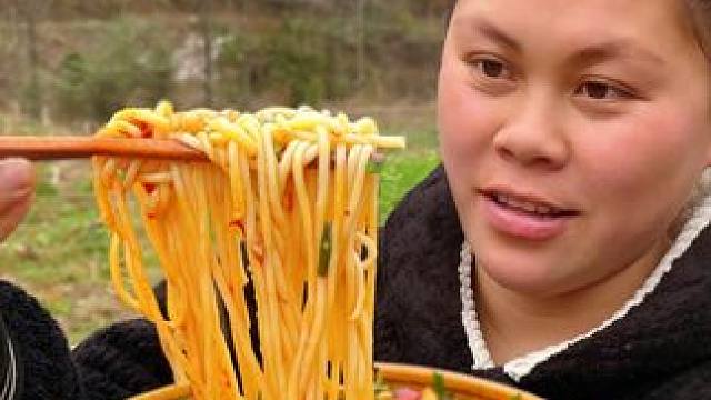 挖了很多野葱，配一大碗米粉直接吃过瘾 #美食 #野菜 #农村生活
