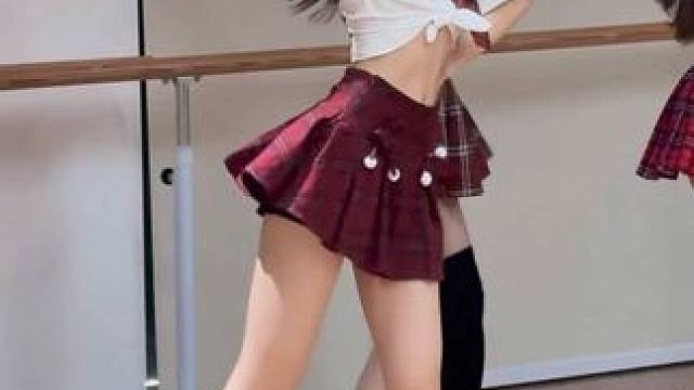 朋友说看我跳舞多了不看脸也认得出
#练习室