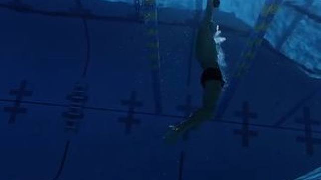 负重游泳训练‍♀️增加游泳打腿力量感！ #游泳技巧 #游泳打卡 #跳发 #海豚腿