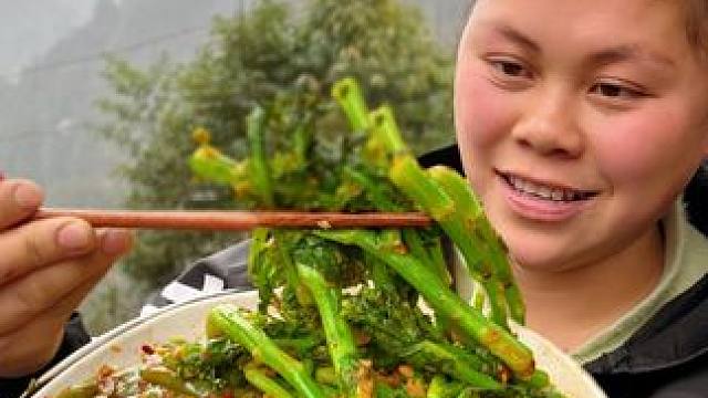 今天摘些白菜苔，配一堆辣椒做个美味下饭菜 #美食 #农村生活 #美食分享
