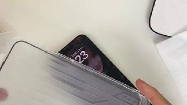 一拉秒贴，自动除尘，精准定位的手机膜真的太强大了！ #苹果手机膜 #高清手机膜 #防窥膜