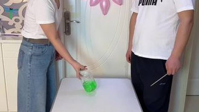 立瓶子扎气球比赛！ #笑花小王令