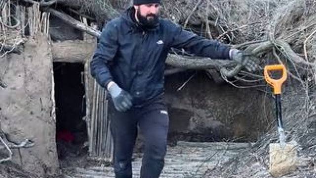 在大树根部建造秘密庇护所 #荒野建造 #野外建造 #解压