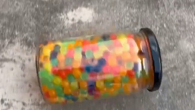 楼梯滚瓶子爆破解压时刻