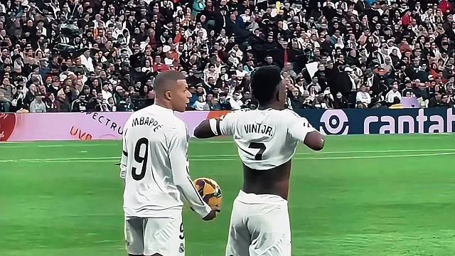 姆巴佩和威尼小七场边交流，姆巴佩拍起了足球