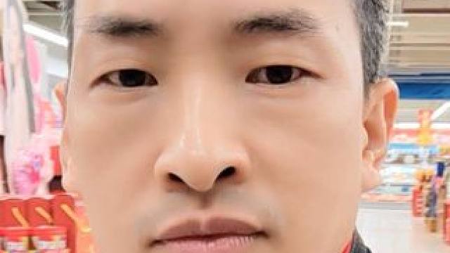 今天不开美颜了，四十多岁了，已是大叔的年纪，岁月打磨了我的脾气，让我变得沉默，寡言，随性，不喜欢弯弯