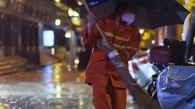 “当我们在落地窗前喝咖啡的时候 也不要忘了 给守护城市卫生的人留一扇温暖的门”#保洁