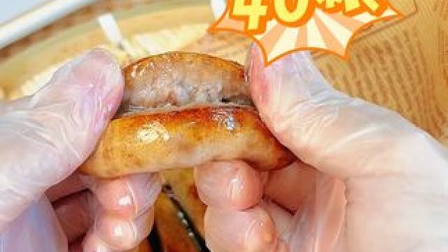 烤肠！吃烤肠喽#谁懂这一口的好吃程度 #火山石烤肠 #好物推荐 #好吃到停不下来 #吃货必备