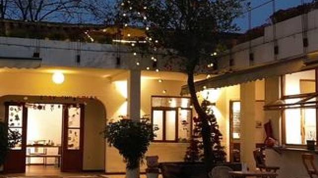 拥有一座小院，生活满是悠然。白天侍弄花草、晒晒太阳，到了夜晚，月光倾洒，搬把椅子坐下，看着星星，日子