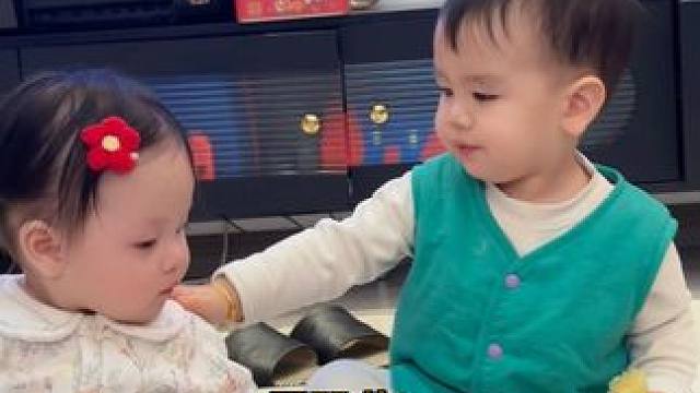 穿尿不湿的小子已经会照顾人了 #卡子哥的日常 #暖男