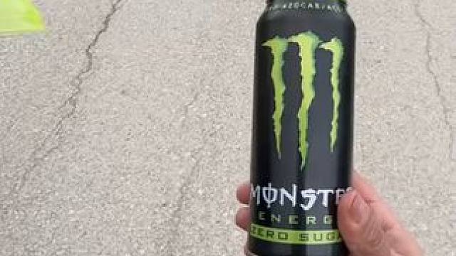 易拉罐容易撒出来，装上这个秒变瓶装~ #玩个很新的东西