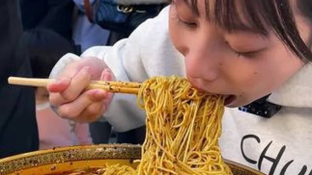 以后在家煮面再也不用担心了，一勺向料小面调料就搞定！#妈呀太香了 #嘎嘎好吃 #重庆小面 #小面调料