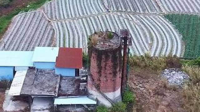 在广东江门荒野田中，发现一座奇特建筑，外形似桶，也不知道做何用的，大家有知道的吗？#旅行推荐官 #探