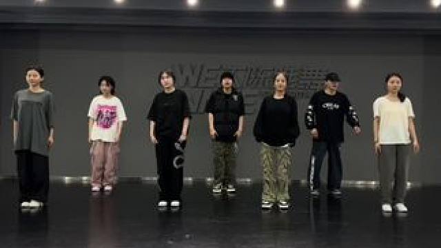 辰基老师hiphop 基础课堂
女孩子可以不谈恋爱 但一定要会刷帅#大陈唯舞 #舞蹈课堂随拍 #运城