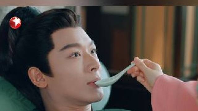 余七与卢楚楚兄妹二人说话的时候，姜似又带着自己做的汤来看余七，余七见状又重新躺回到床上，装出一副伤势