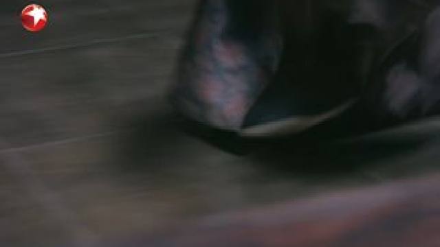 曹兴昱来到了都行司主动控告姜倩才是真正的凶手，见污蔑不成，竟当众杀人灭口……#东方卫视似锦