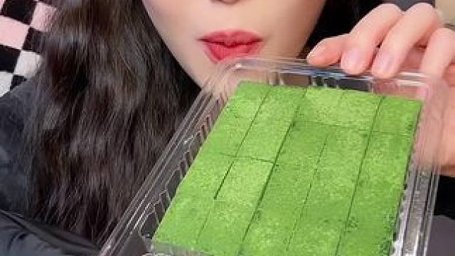 巧克力脑袋不要错过啊 一盒里面是20小块 无蔗糖 还添加了mct油 都是偏苦不齁甜 原味比抹茶苦一点