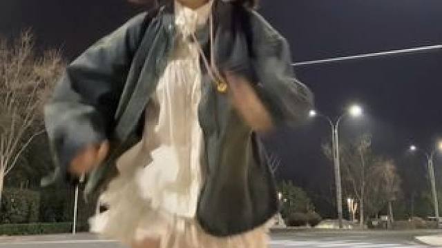 有时候觉得我真是一个搭配天才～(´-ω-`) （扶额苦笑）鞋子放了快两年了 邪恶大包 也是被我搭配上